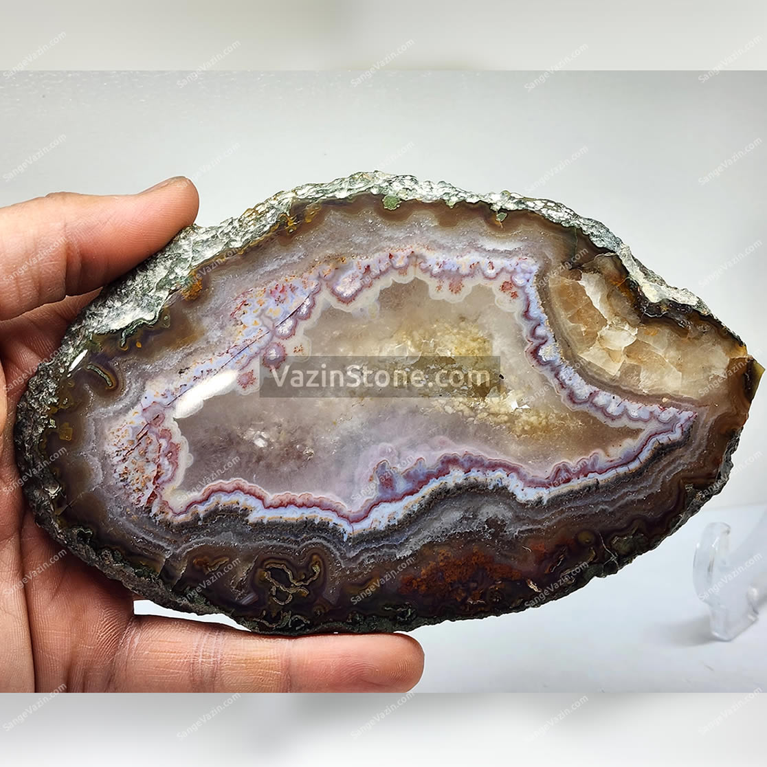 iran agate brown crema in hand