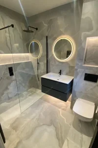 Veiny marble bathroom tiles