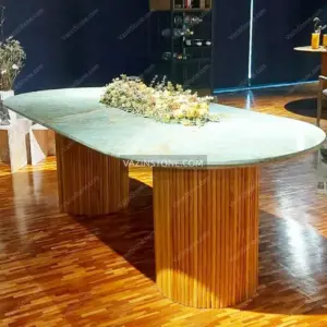 Atlan dining table with flowers